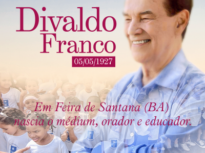 Fotografia. Foto de Divaldo Franco à direita, diversas crianças ao fundo e um texto à esquerda da imagem. Divaldo é um homem de pele bege clara, usando camisa azul clara, olhando para a frente, com cerca de 90 anos. O texto diz: 