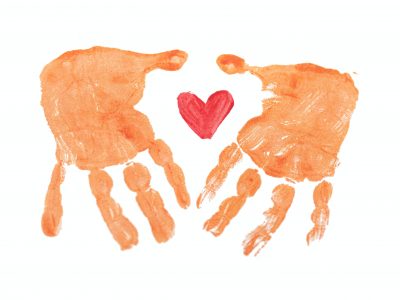 Desenho com pintura da palma de duas mãos de criança e um coração no meio.