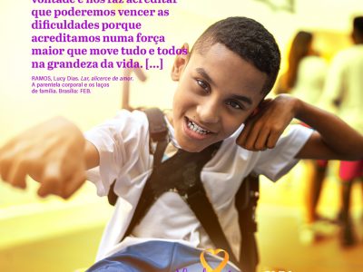 Fotografia de um menino com cerca de 10 anos, cadeirante, sorrindo para a câmera. A foto acompanha uma citação do livro Lar, alicerce de amor de Lucy Dias Ramos. O texto diz: 