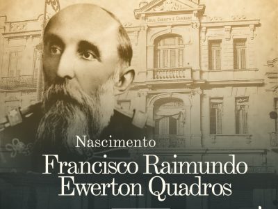 Ilustração em tons de sépia com a imagem de um homem à frente de um prédio e um texto. O homem é Francisco Raimundo Ewerton Quadros, tem cerca de 70 anos, possui barba longa e está com roupas do século 19. O texto diz: 