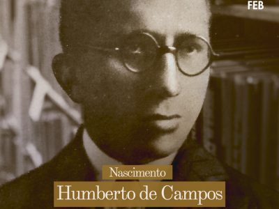 Ilustração em tons de sépia com a imagem de um homem à frente de uma biblioteca, ao centro está um texto. O homem é Humberto de Campos, cerca de 50 anos, usa óculos de grau e está com roupas ao estilo dos anos de 1920. O texto diz: 
