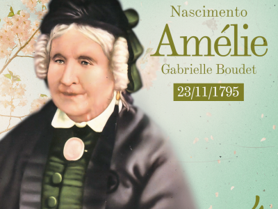 Ilustração com a imagem de uma mulher em um fundo azul com flores atrás, com um texto à direita. A mulher é Amélie-Gabrielle Boudet, com cerca de 60 anos, roupas e cabelos ao estilo da década de 1800. O texto diz: 