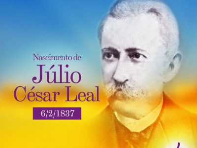 Ilustração em tons de azul e amarelo com a imagem de um homem à frente e um texto à esquerda. O homem é Júlio César Leal, com cerca de 70 anos, roupas e cabelos ao estilo da década de 1800. O texto diz: 