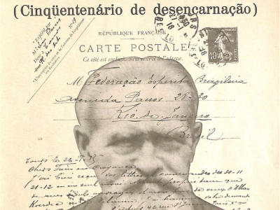 Ilustração de uma carta escrita em cima de um retrato do busto de Léon Denis, homem com cerca de 80 anos, barba branca longa e terno.