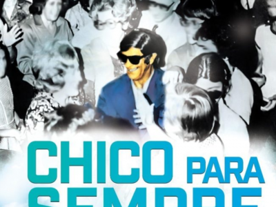 Recorte do cartaz oficial do filme documentário Chico para Sempre, usando uma fotografia colorida de Chico Xavier rodeado de pessoas em preto e branco.