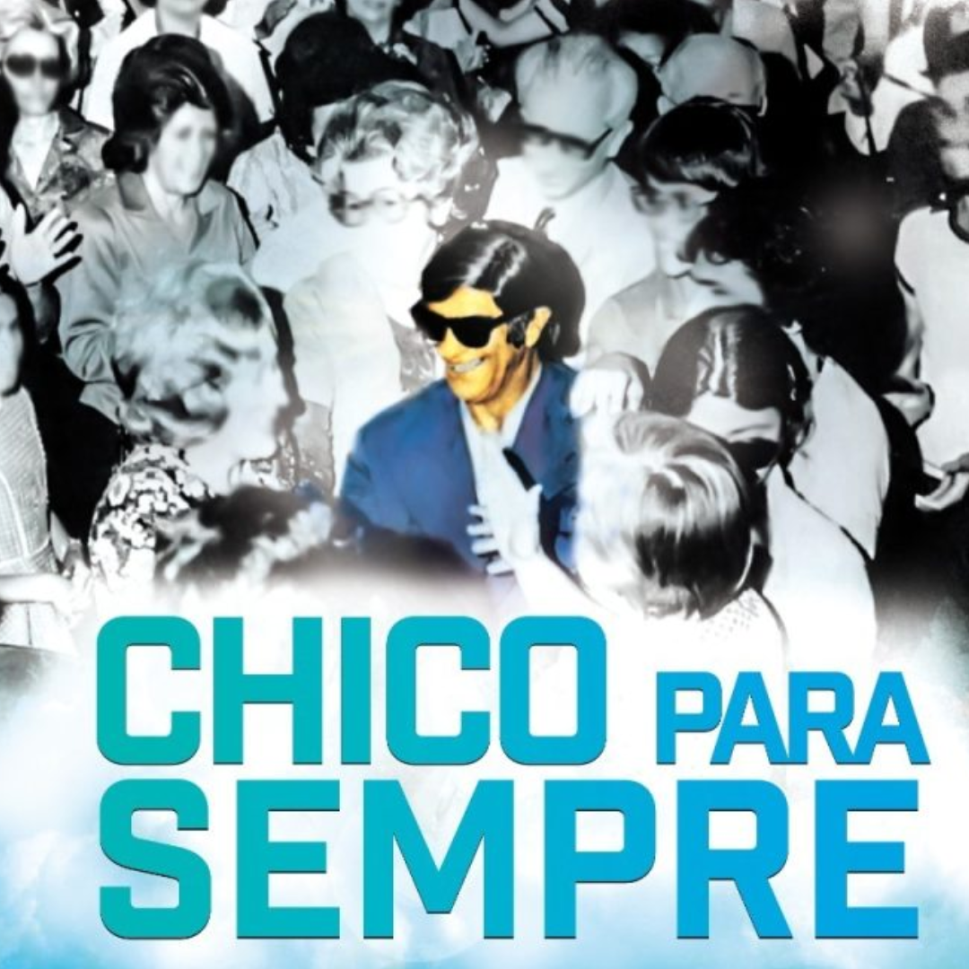 Recorte do cartaz oficial do filme documentário Chico para Sempre, usando uma fotografia colorida de Chico Xavier rodeado de pessoas em preto e branco.